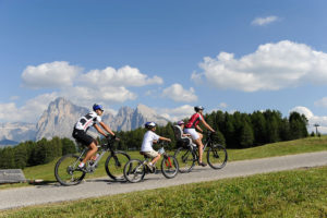 Tutta la famiglia in bici sull'Alpe di Siusi