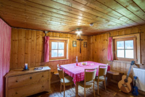 Wohnzimmer in der Ferienwohnung Lärche auf der Seiser Alm